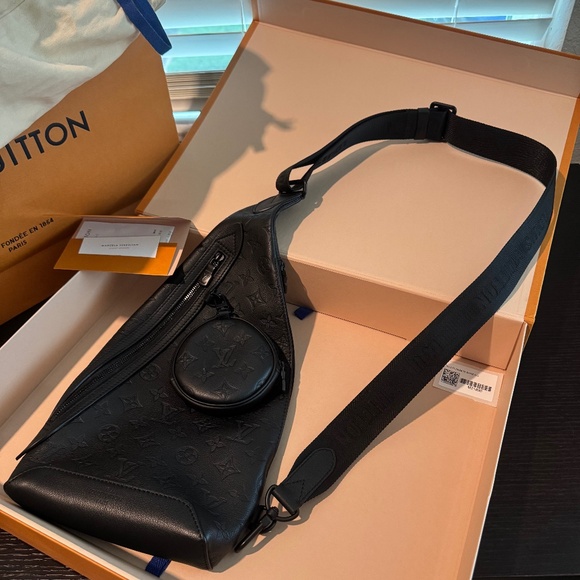 Louis Vuitton Duo Sling bag in black leather - Picture 1 of 13